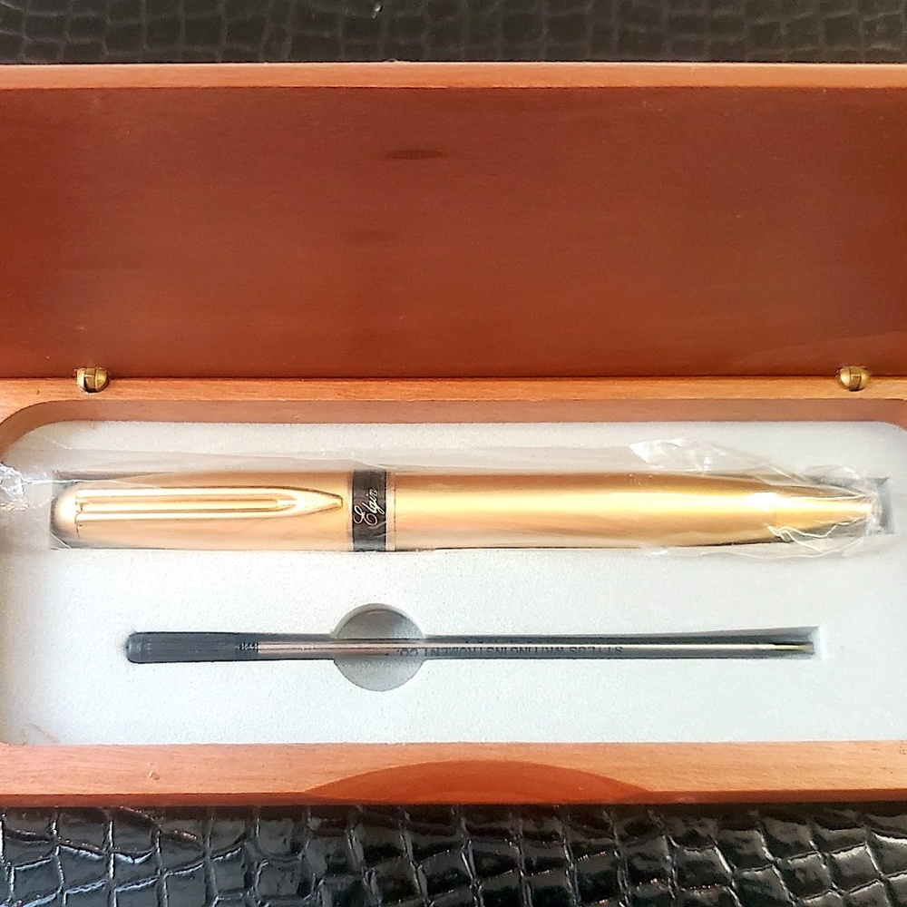 Rare Unused "BRAND NEW CONDITION" Classy Vintage Elgin Elegant Satin Gold Finish